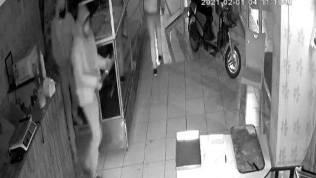 Girdikleri iş yerinde aradıklarını bulamayan hırsızlar bir tepsi baklava çaldılar