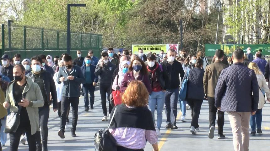 İstanbul'da toplu taşıma durakları boş kalmadı