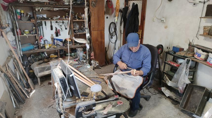 Çocukluk hayalini gerçekleştirdi! Baston ustası sanatıyla merak uyandırıyor