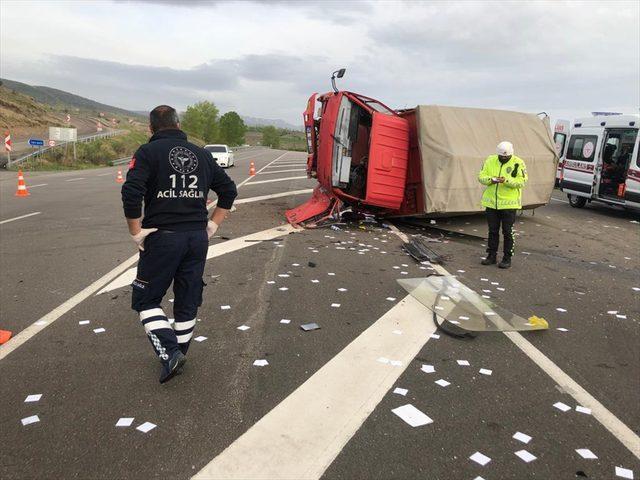 Sivas'ta kamyon ile otomobil çarpıştı: 6 yaralı
