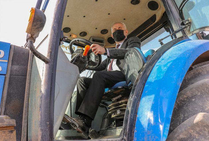 Vanlı çiftçi uydudan kontrol edilen "akıllı" traktörle tarlasını sürüyor G2