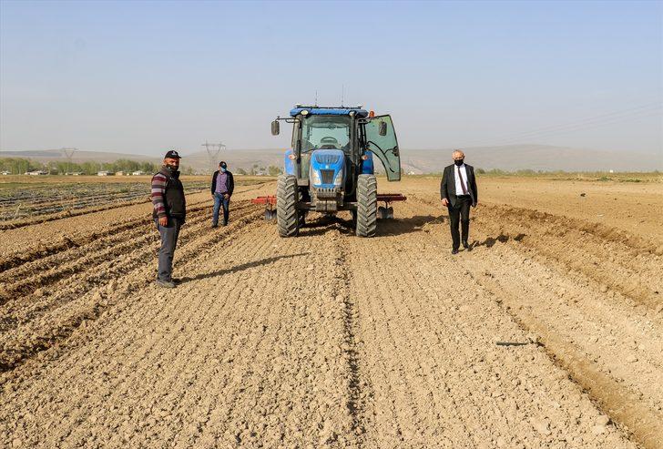 Vanlı çiftçi uydudan kontrol edilen "akıllı" traktörle tarlasını sürüyor G3
