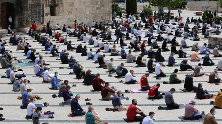 Tam kapanmada cuma yasak mı? Cuma namazı camilerde kılınacak mı?