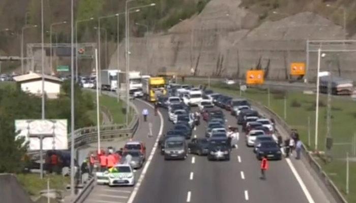 Tam kapanma öncesi Bolu Dağı Tüneli'nde trafik yoğunluğu! Polis yolu kesti