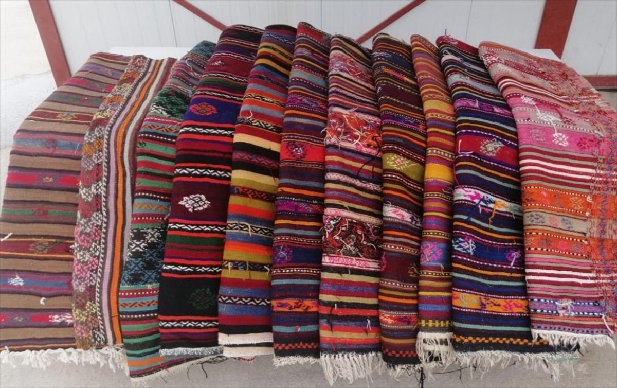 Denizli'de camiden kilim hırsızlığı yaptığı belirlenen 2 ş&uuml;pheli g&ouml;zaltına alındı