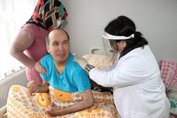 Kocaeli'de bir kadın 14 yıldır yatalak olan eşine daha bilinçli bakabilmek için refakatçi eğitimi aldı G1