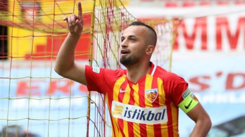 İlhan Parlak gollerine devam ediyor