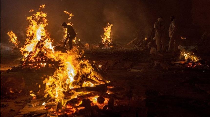 Covid: Hindistan&rsquo;da &ouml;l&uuml;lerin yakılması ara verilmeden devam ediyor
