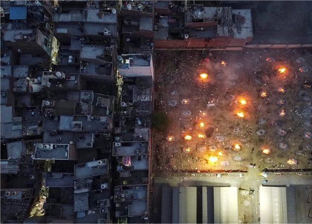 Drone ile çekilmiş bu fotoğraf, Delhi'de bir mahallenin yanında yanan toplu cenaze yakma merasimini gösteriyor