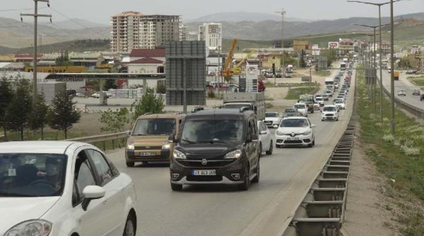 43 ilin geçiş noktası Kırıkkale'de araç yoğunluğu