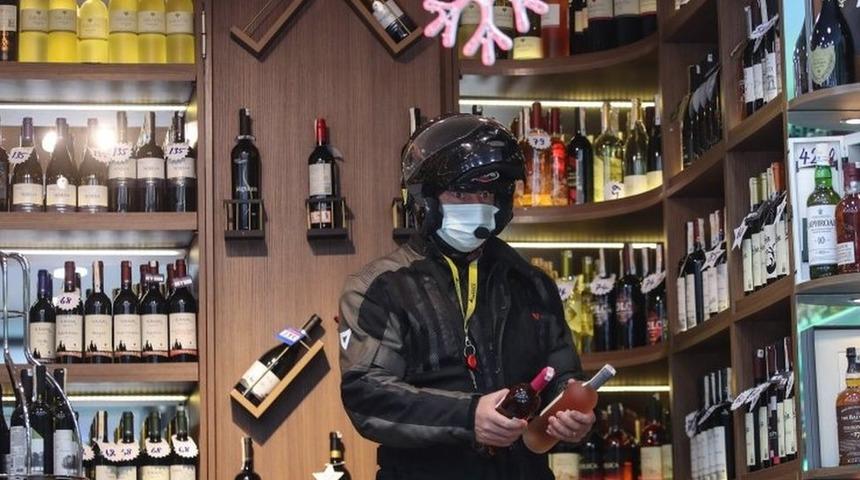 Tam kapanmada i&ccedil;ki yasağına hukuk&ccedil;ular tepkili: 'Uygulama kanunsuz emir niteliğinde'