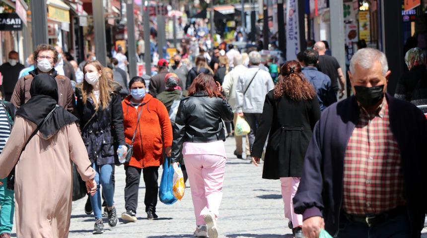 Süre azaldı, kalabalık arttı! Cadde ve sokaklarda korkutan manzara