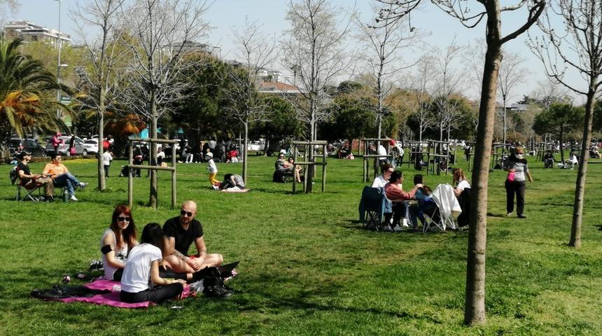 Tam kapanmaya saatler kala Caddebostan Sahili doldu taştı