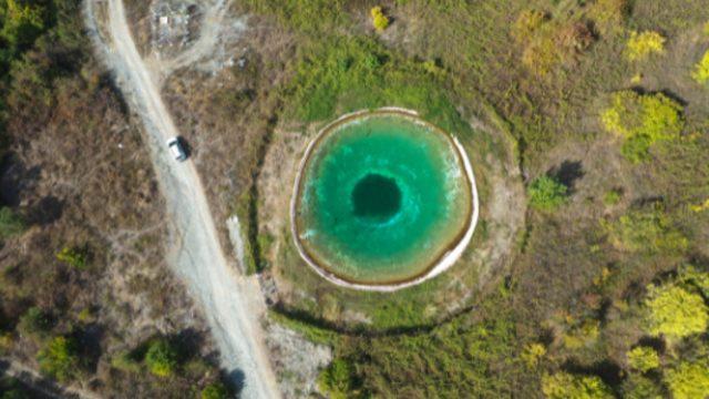 Amanos Dağları’nın ‘nazar boncuğu’ görünümlü yangın göleti görenleri kendisine hayran bıraktı