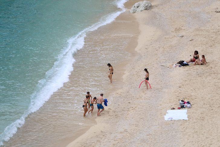 Antalya'nın sahillerinde "tam kapanma" öncesi yoğunluk yaşanıyor G5