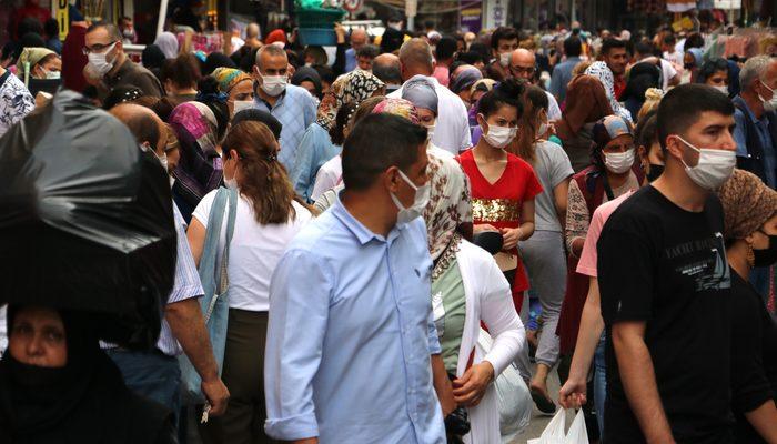 Sokağa çıkma yasağı öncesi giyim mağazalarına akın ettiler