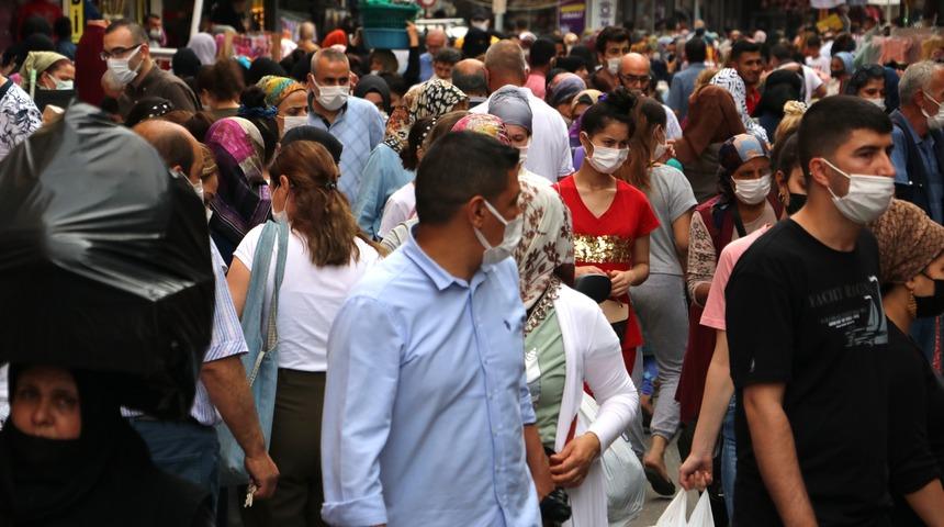 Sokağa çıkma yasağı öncesi giyim mağazalarına akın ettiler