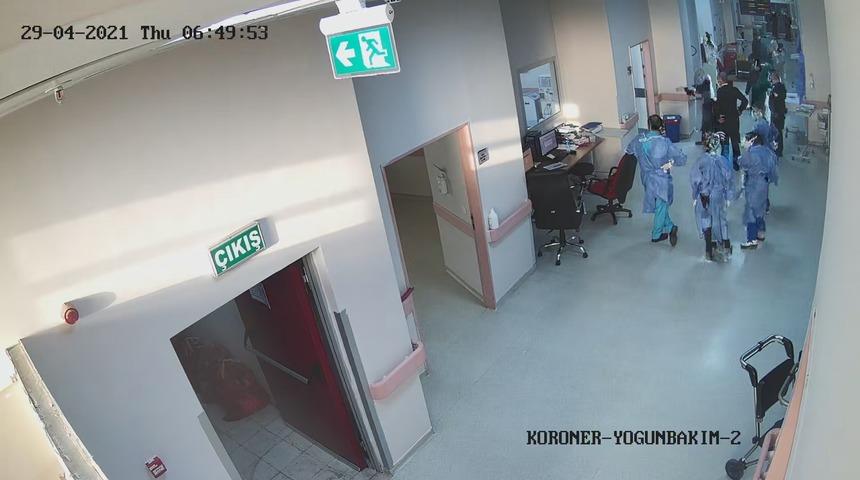 Annesi hayatını kaybedince doktora saldırdı