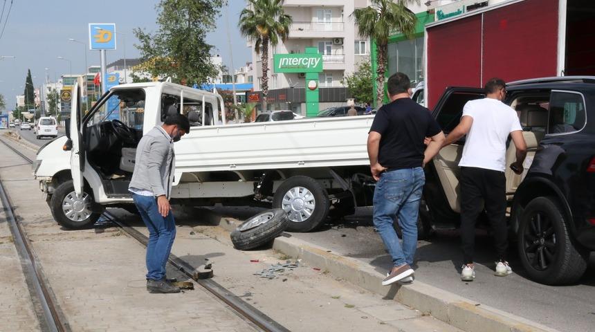 2 saat önce satın alınan kamyonet karşı şeride geçip iki aracı biçti: 2 yaralı
