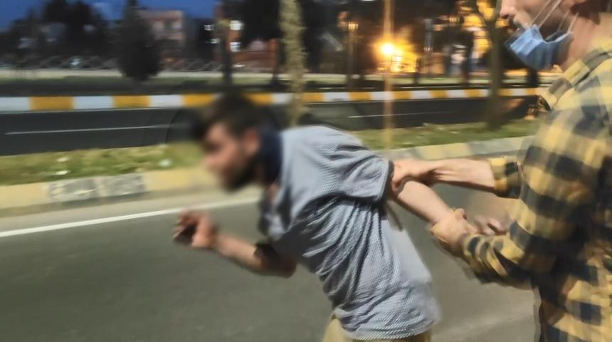 Kamyonun aküsünü çalanı dövüp, polise teslim ettiler