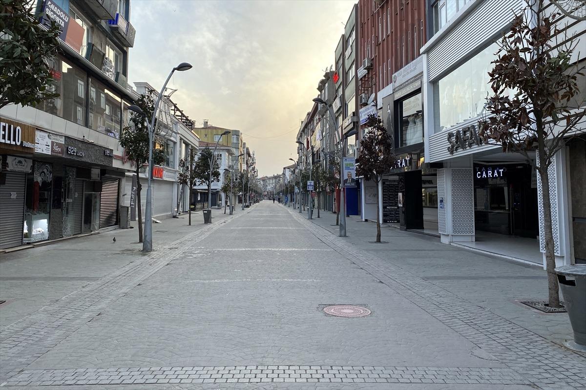 Doğu Marmara ve Batı Karadeniz'de "tam kapanma"nın başlamasıyla sokaklar boşaldı