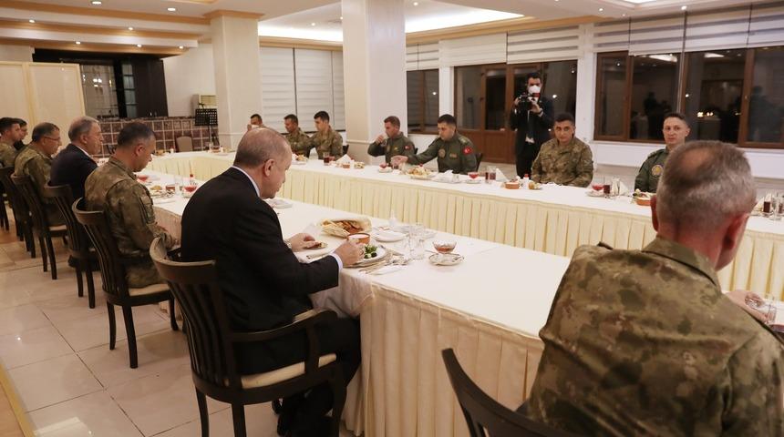 Cumhurbaşkanı Erdoğan, askerlerle iftar yaptı
