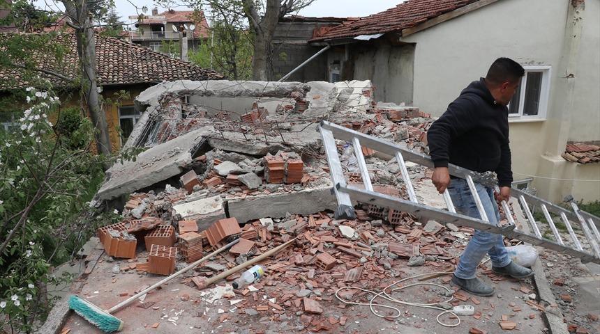 Isparta'da yıktığı duvarın altında kalan kişi yaralandı