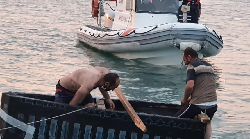 Kendi yaptıkları sal ile denizde mahsur kaldılar