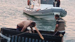 Kendi yaptıkları sal ile denizde mahsur kaldılar