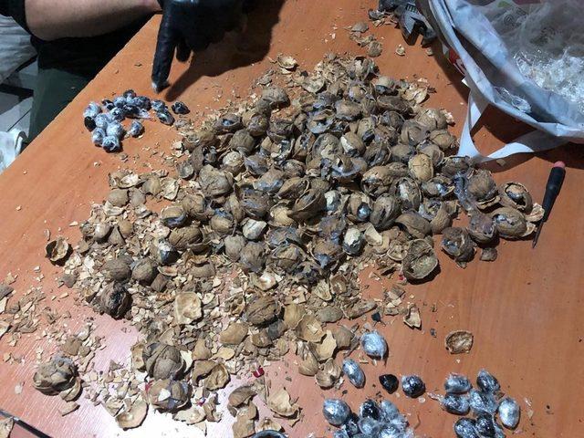 Ceviz kabuklarının içine gizlenmiş 153 kilo 550 gram afyon sakızı ele  geçirildi - Son Dakika Haberler