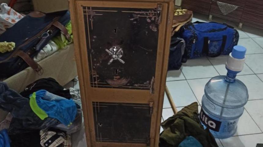 Çaldıkları çelik kasayı el arabasına koyup götürdüler