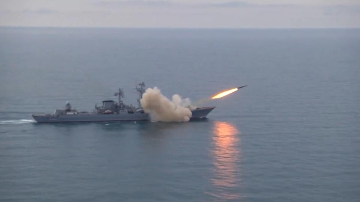 Rus donanmasına ait Movska kruvaz&ouml;r&uuml; f&uuml;ze ateşledi