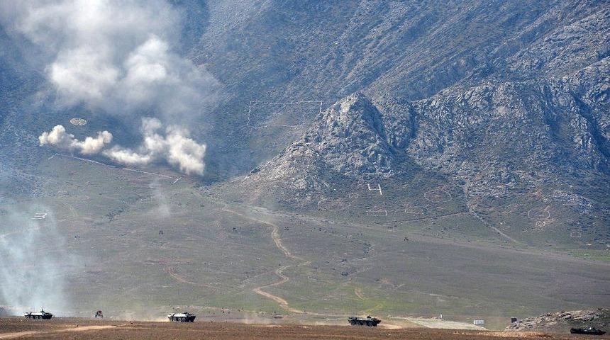 Kırgızistan - Tacikistan sınırında &ccedil;atışma: En az 13 &ouml;l&uuml;, 10 bin kişiye tahliye