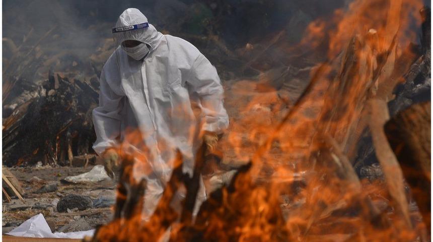 Hindistan'da Covid krizi: Başkent Delhi'de &ouml;l&uuml;leri yakacak alan kalmadı