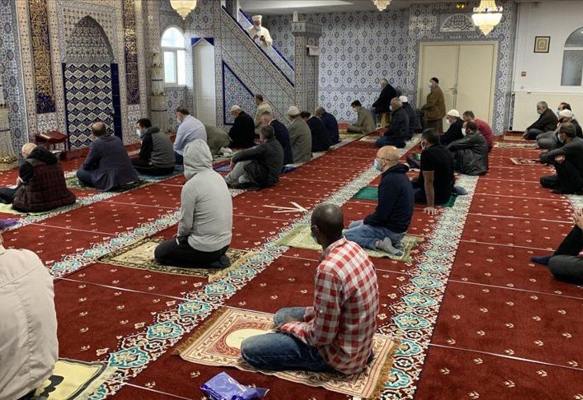 camiler acik mi kapalimi tam kapanmada camilerde cuma namazi kilinacak mi gundem haberleri