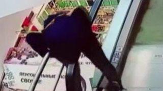 Dehşet anları saniye saniye kaydedildi! Yürüyen merdivenin bandına takıldı, aşağıya düştü