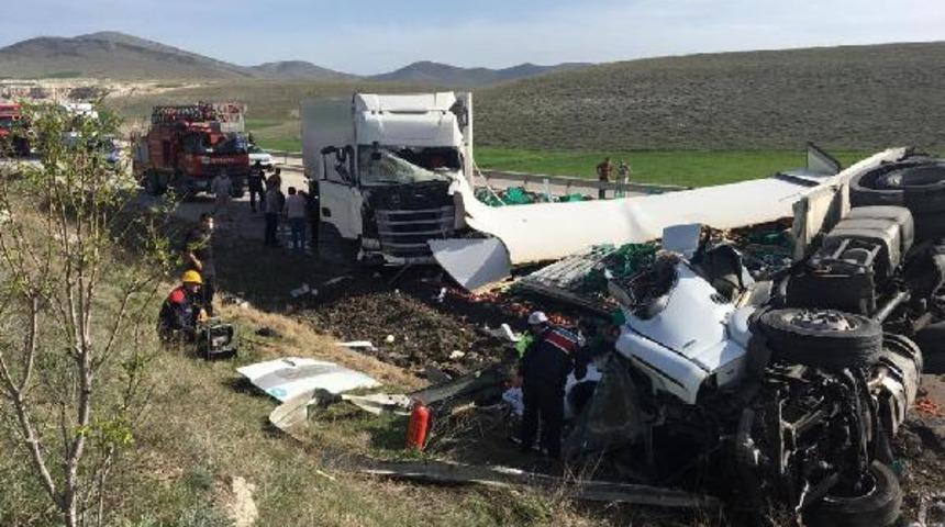 Kütahya’da TIR'lar çarpıştı: 2 ölü, 1 yaralı