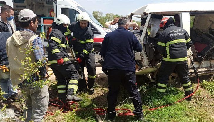 Kocaeli'de işçi minibüsü elektrik direğine çarptı: 5 yaralı G1