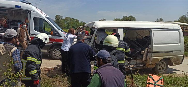 Kocaeli'de işçi minibüsü elektrik direğine çarptı: 5 yaralı G2