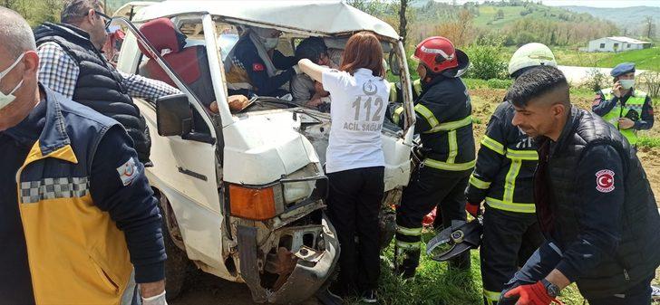 Kocaeli'de işçi minibüsü elektrik direğine çarptı: 5 yaralı G3