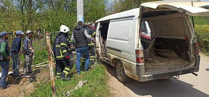 Kocaeli'de işçi minibüsü elektrik direğine çarptı: 5 yaralı G4