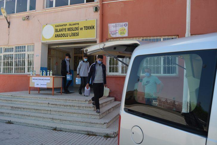 Gaziantep'te meslek lisesi öğrencilerinden ihtiyaç sahibi aileler ve esnafa temizlik malzemesi desteği G1