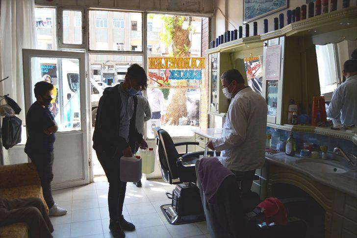 Gaziantep'te meslek lisesi öğrencilerinden ihtiyaç sahibi aileler ve esnafa temizlik malzemesi desteği G2