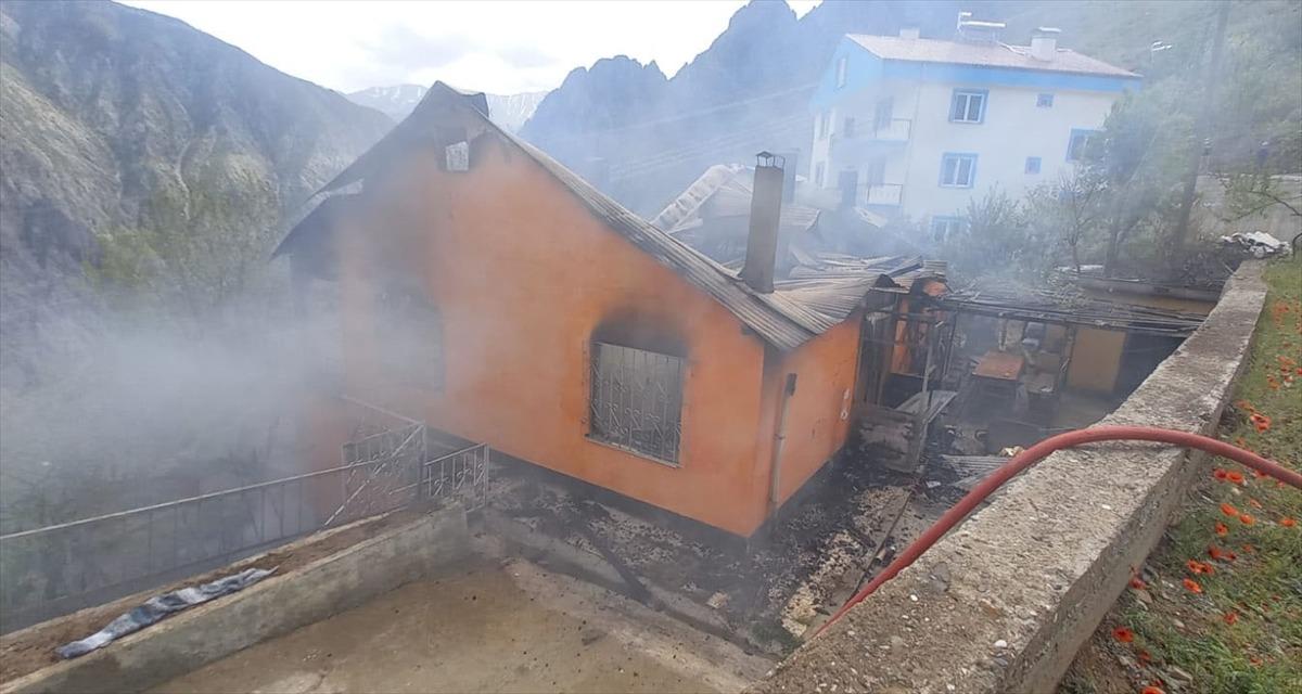 Artvin'de iki katlı ev yanarak kullanılamaz hale geldi