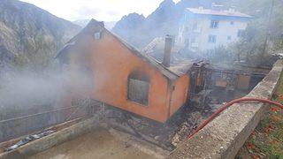 Artvin'de iki katlı ev yanarak kullanılamaz hale geldi