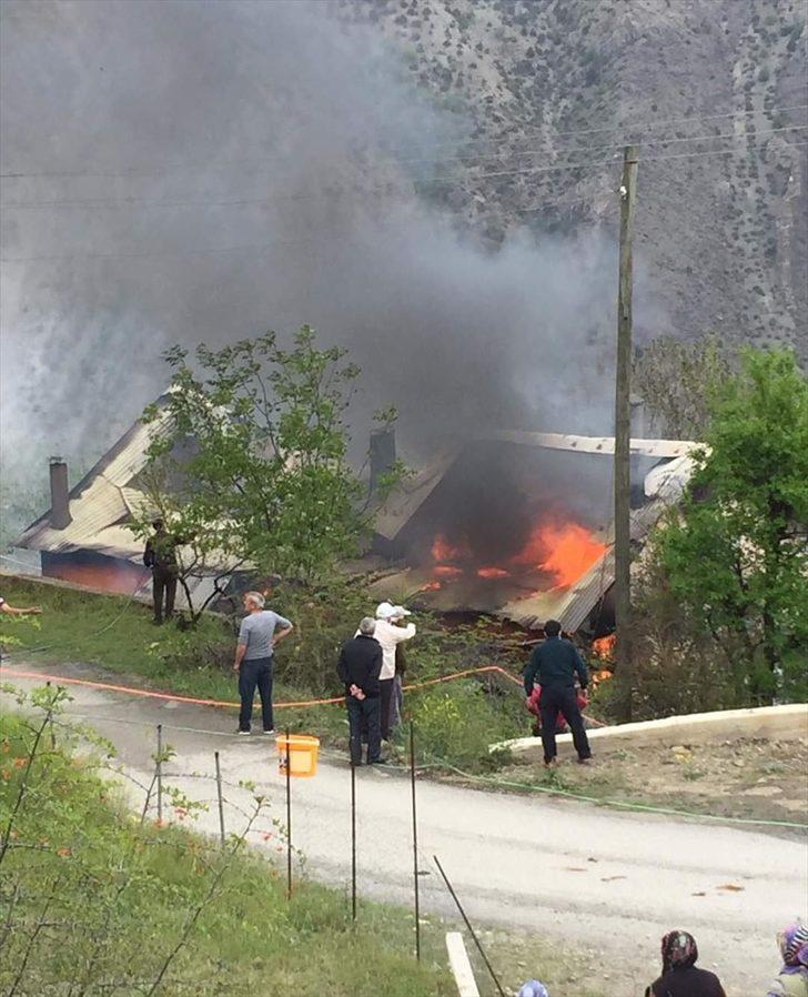 Artvin'de iki katlı ev yanarak kullanılamaz hale geldi G2