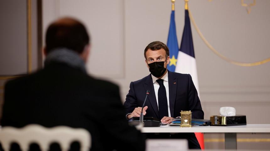 Macron: 15 Haziran'dan itibaren 18 yaş üstü herkese aşı!