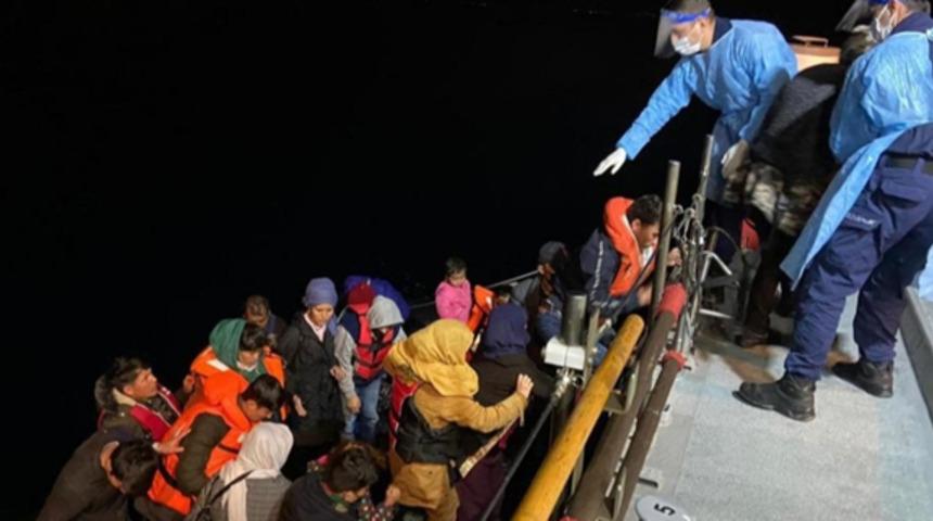 Yunanistan'ın ölüme terk ettiği 56 kaçak göçmen kurtarıldı