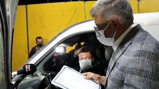 Denetimlere katılan Van Valisi, sürücülerin izin belgelerini kontrol etti