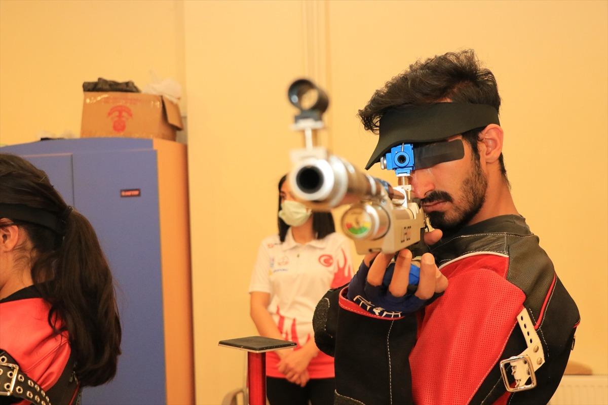 Yedi kez T&uuml;rkiye rekoru kıran Erzincan'ın atıcılık sporcuları hedef b&uuml;y&uuml;tt&uuml;